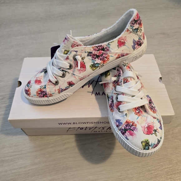 Blowfish Starbella canvas sneakers in white and floral - Picture 2 of 4